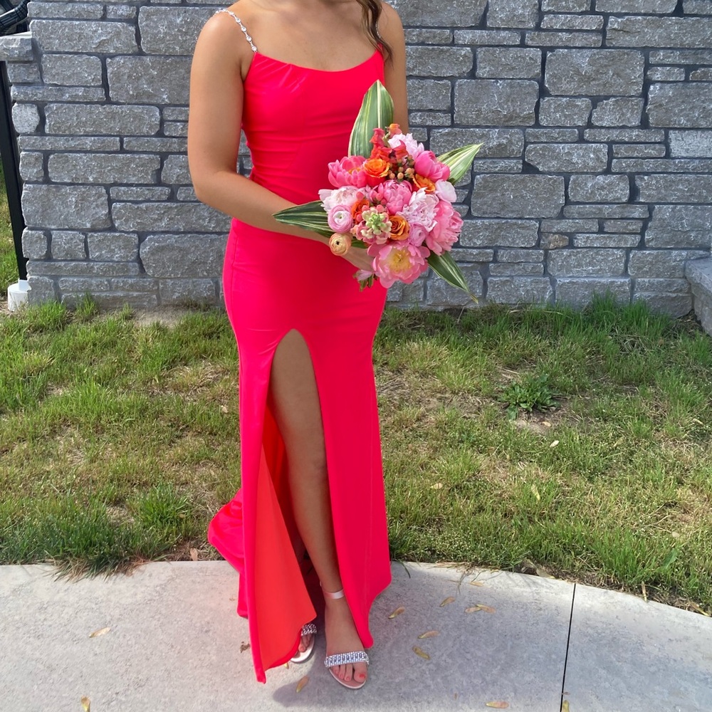 Le Femme Women’s size 2 coral full length gown
